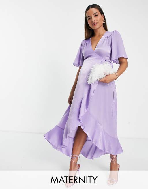 Flounce London Maternity – Liliowa satynowa sukienka midi o kopertowym kroju ze zwiewnymi rękawami
