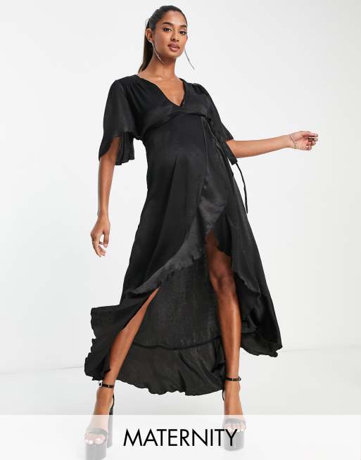 Flounce London Maternity – Midikleid aus schwarzem Satin mit gewickelter Vorderseite und Flatterärmeln