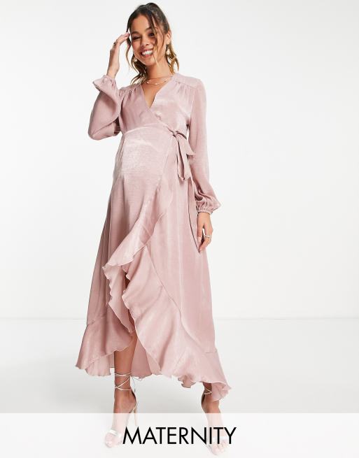 Flounce London Maternity – Pudroworóżowa kopertowa sukienka maxi z długim rękawem z satyny 