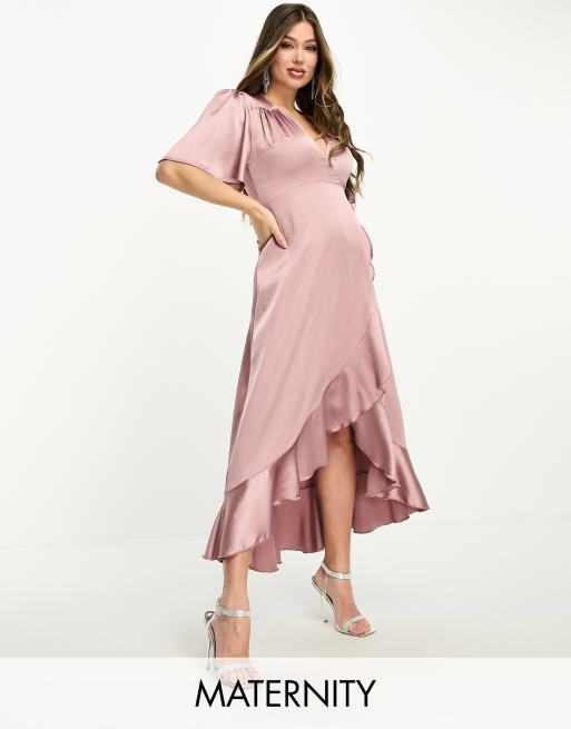 Flounce London Maternity – Różana satynowa sukienka midi o kopertowym kroju ze zwiewnymi rękawami