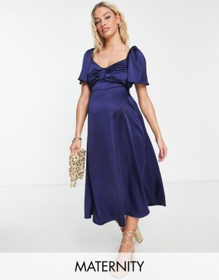 Flounce London Maternity - Satin-Midikleid in Marineblau mit Flatterärmeln