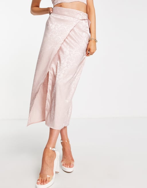 Flounce London – Midirock aus Satin in staubigem Rosé mit seitlicher Raffung, Kombiteil 