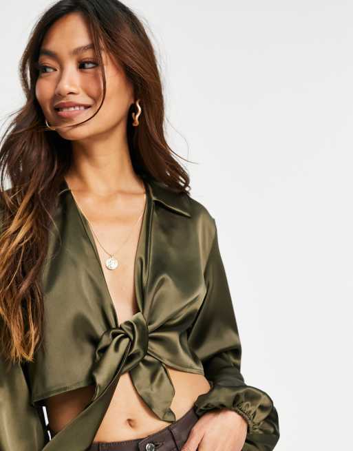 Flounce London - Olivengrøn bluse med bindebånd foran i satin , 2 af 4