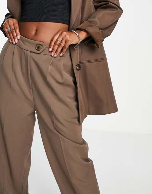 Flounce London - Pantalon droit plissé sur le devant en satin - Chocolat , 2 de 4