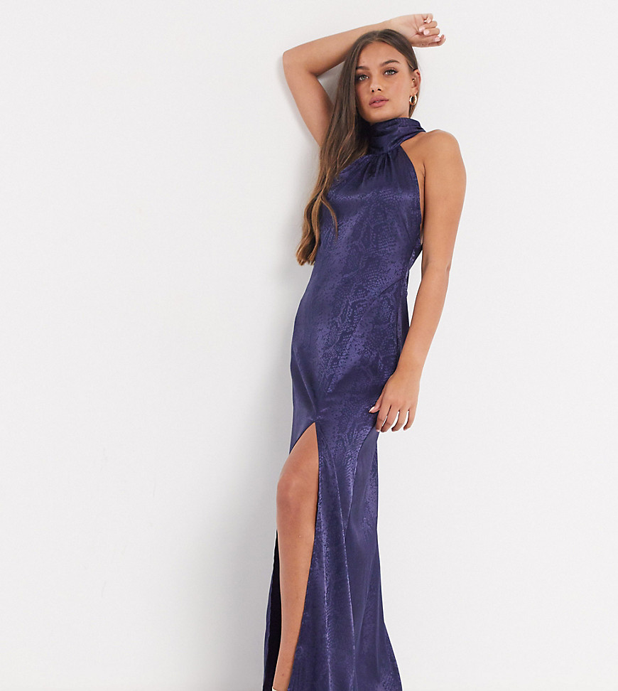 Flounce London - Petite - Exclusieve hoogsluitende lange jurk met open achterkant in marineblauw
