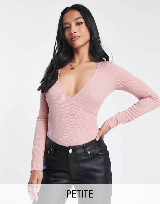 Flounce London Petite - Geribbelde body met overslag in beigeroze