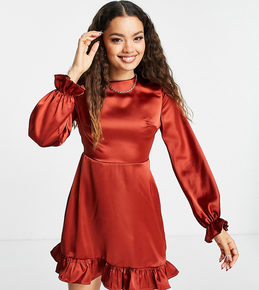 Flounce London Petite - Mini jurk met lange mouwen en open achterkant in kaneelkleur-Bruin