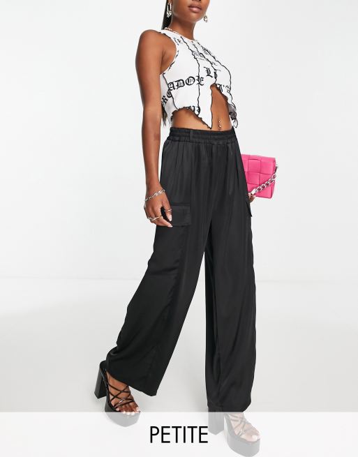 Flounce London Petite - Pantaloni cargo a fondo ampio in raso nero 