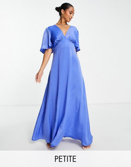 Flounce London Petite - Satijnen maxi-jurk met fladdermouwen en diepuitgesneden voorkant in blauw  