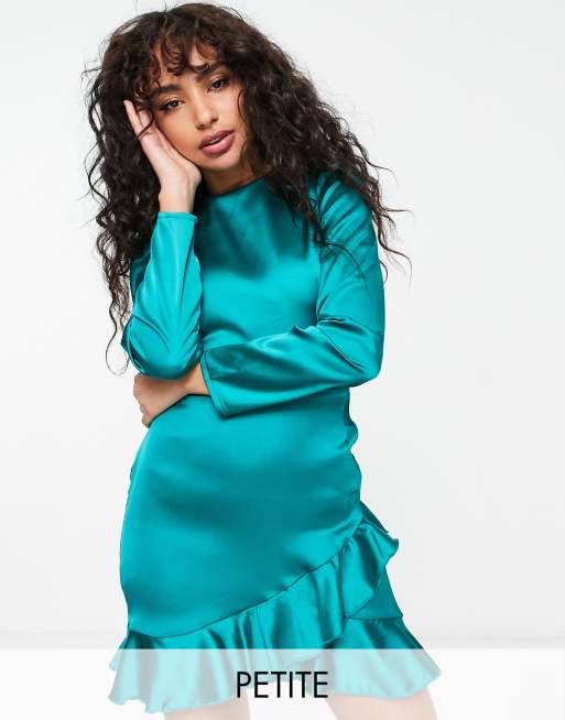 Flounce London Petite - Smaragdgrøn slå-om-minikjole med lange ærmer i satin 