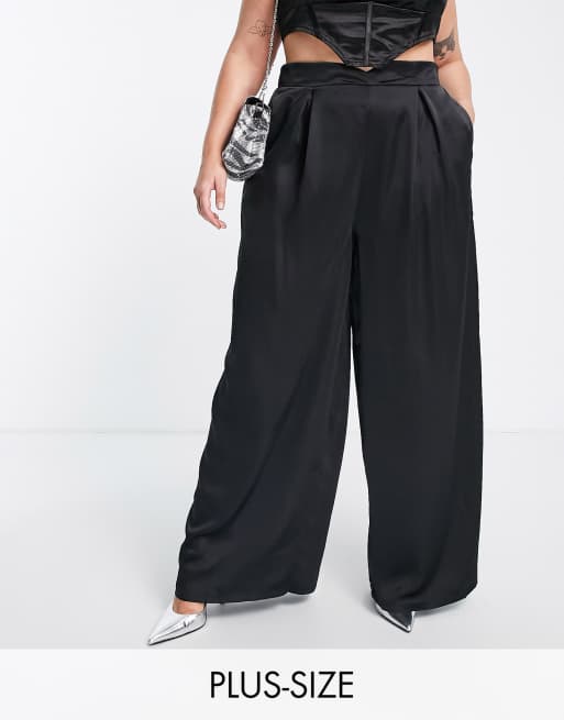 Flounce London Plus - Geplooide satijnen broek met wijde pijpen in zwart