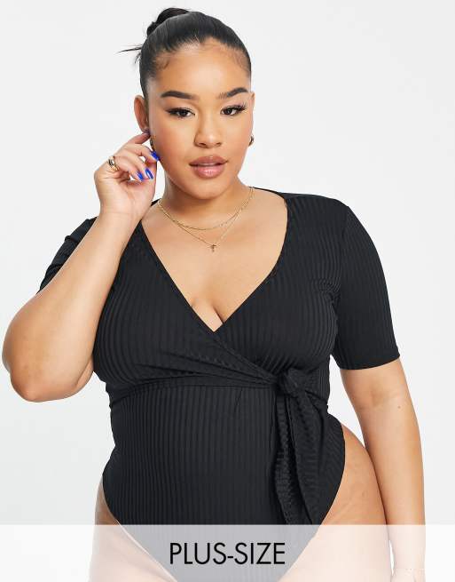 Flounce London Plus - Geribbelde balletbody met korte mouwen en overslag in zwart
