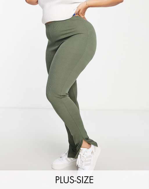 Flounce London Plus - Kakifarvede smalle ribstrikkede leggings med slids i siden