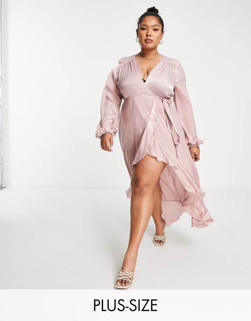 Flounce London Plus – Langärmliges Midi-Wickelkleid aus Satin in Zartrosa 