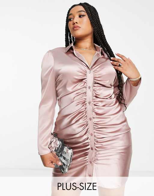 Flounce London Plus – Pudroworóżowa marszczona sukienka koszulowa mini o kroju bodycon z satyny 