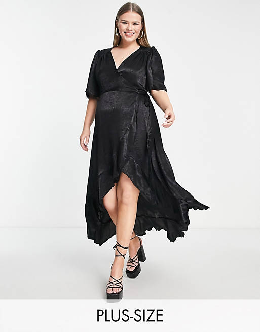 Flounce London Plus - Satijnen midi-jurk met overslag en fladdermouwen in zwart