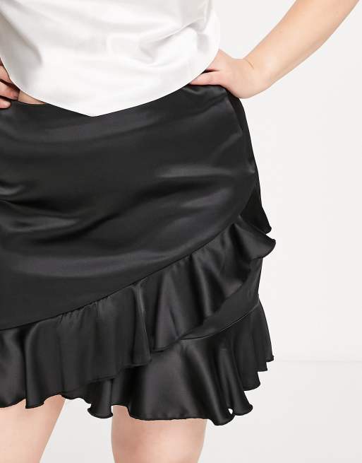 Flounce London Plus - Satijnen minirok met overslag in zwart, 3 van 4