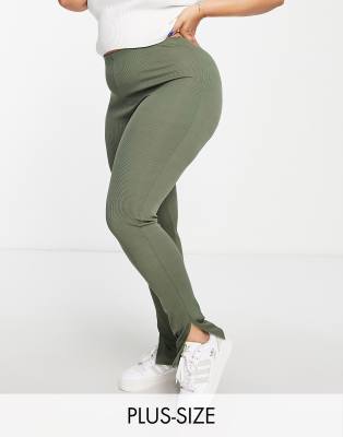 Flounce London Plus – Schmal gerippte Leggings in Khaki mit