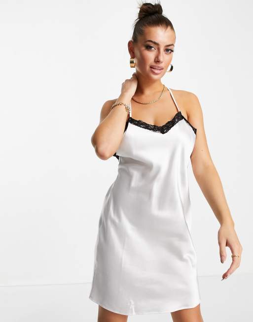 Flounce London - Robe nuisette en satin à dos nu et bretelles croisées avec finitions en dentelle contrastante - Ivoire 