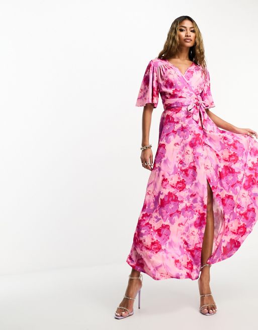 Flounce London – Różowa satynowa sukienka kopertowa maxi ze zwiewnymi rękawami we wzór 