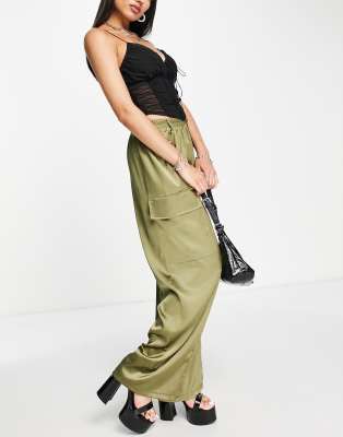 Flounce London - Satin-Cargohose in Khaki mit weitem Schnitt-Grün