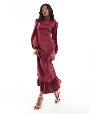 Flounce London - Satin-Maxikleid in Portwein-Rot mit Rüschensaum-Lila