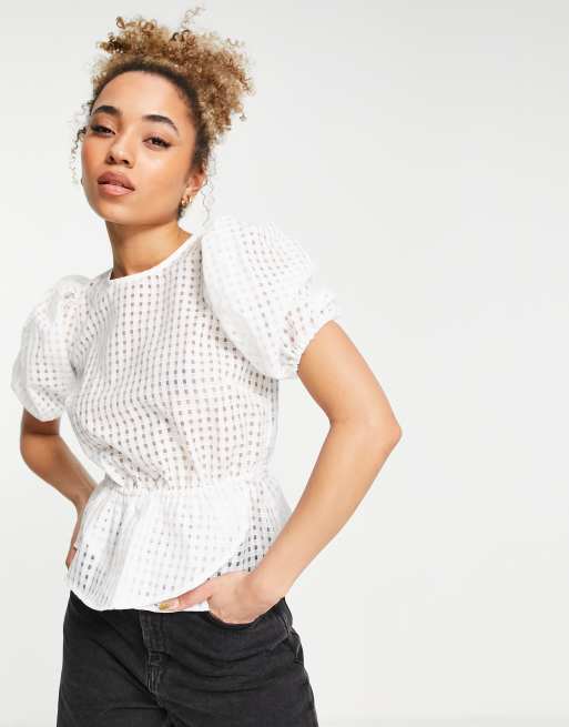 Flounce London – Satinbluse in Weiß mit Waffelstruktur und Puffärmeln 