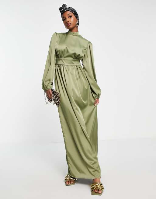 Flounce London – Satynowa sukienka maxi z balonowymi rękawami w kolorze khaki 