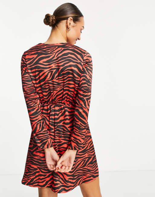 Flounce London - Slå-om-minikjole i rød zebraprint satin , 2 af 4