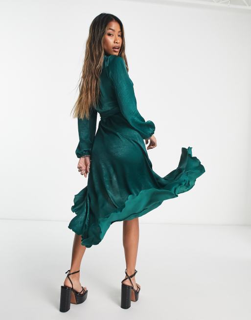 Flounce London – Smaragdgrön, långärmad maxiklänning i satin med omlottdesign , 2 av 4