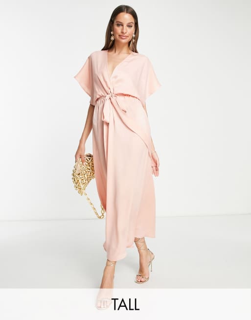 Flounce London Tall – Jasnoróżowa satynowa sukienka midi z kimonowymi rękawami 