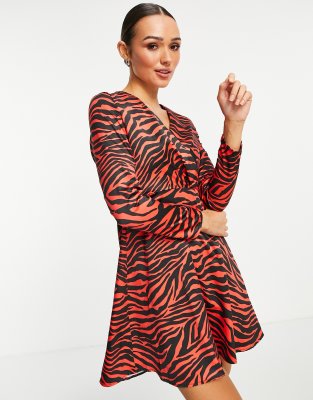 Flounce London - Vestito corto a portafoglio sul davanti in raso rosso con stampa zebrata 