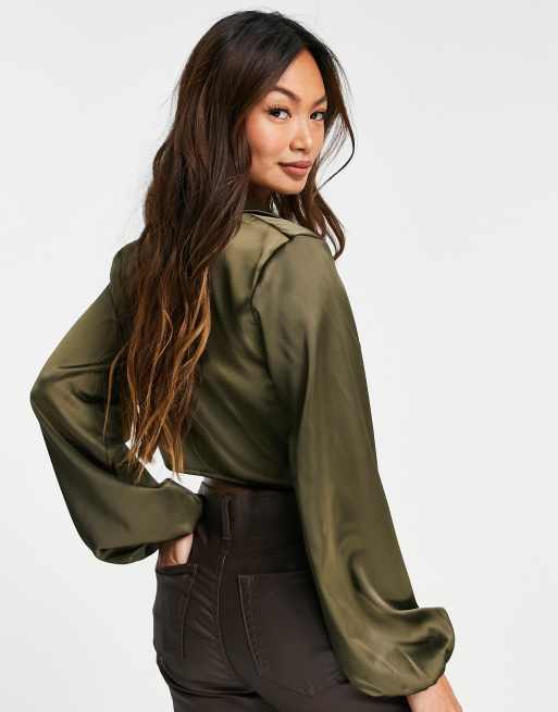 Flounce London – Vorn gebundene Satinbluse in Olivgrün , 3 von 4