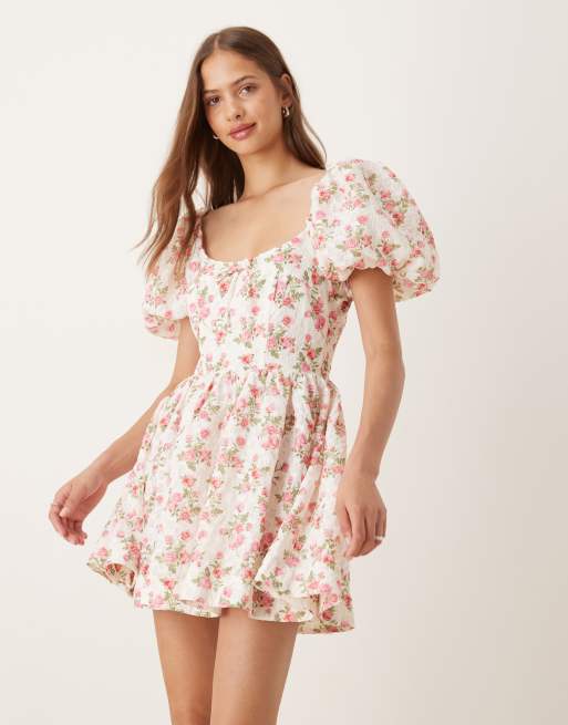 For Love & Lemons – Biała sukienka mini typu milkmaid z bufkami w kwiatowy wzór