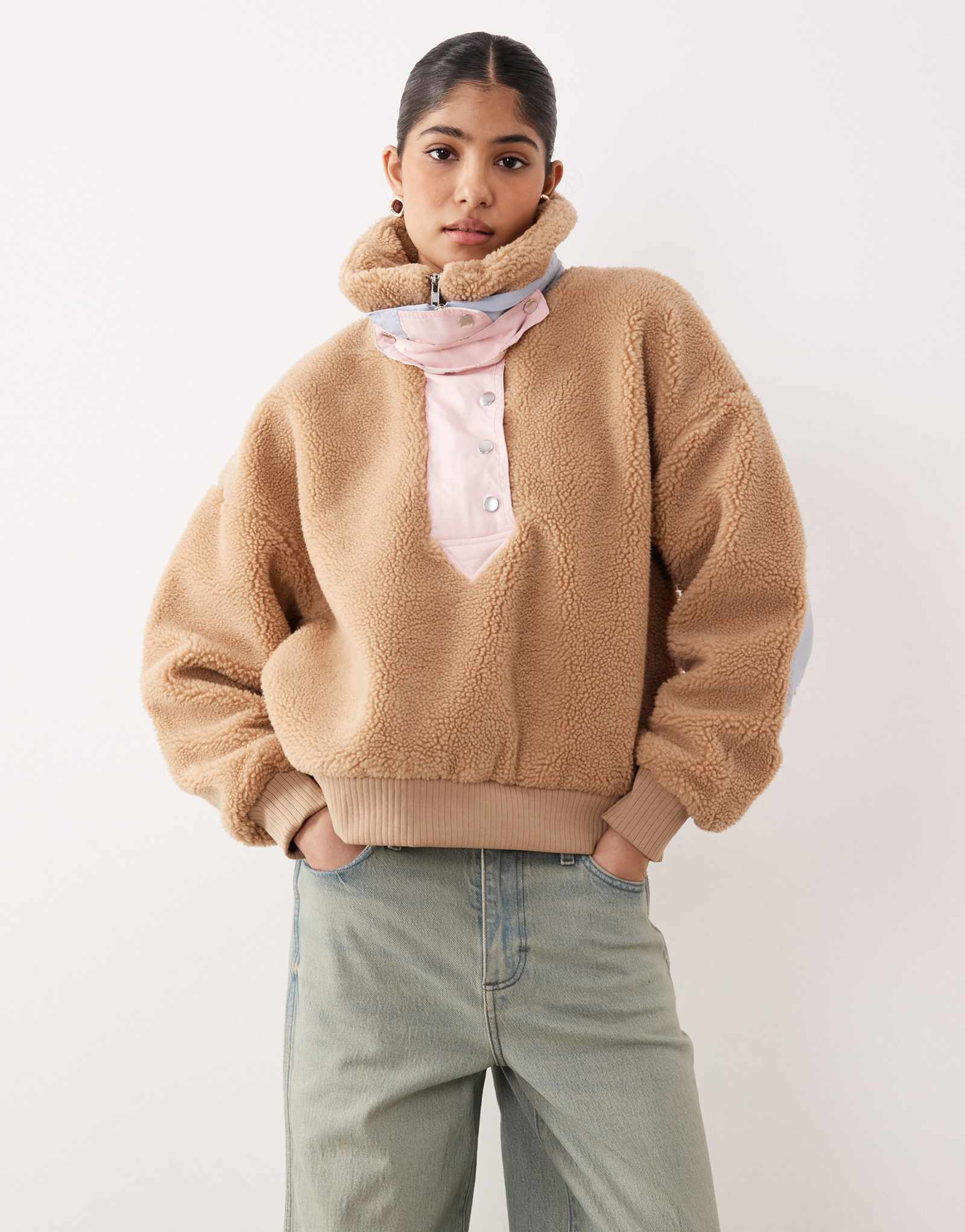 Свитер-пуловер с контрастной нашивкой на локте от Caitlyn borg для Love &Lemons цвета верблюжьей шерсти