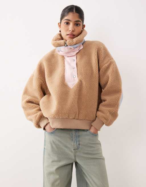 For Love & Lemons – Caitlyn – Camelowy zakładany przez głowę sweter ze sztucznego kożuszka z kontrastowymi naszywkami na łokciach
