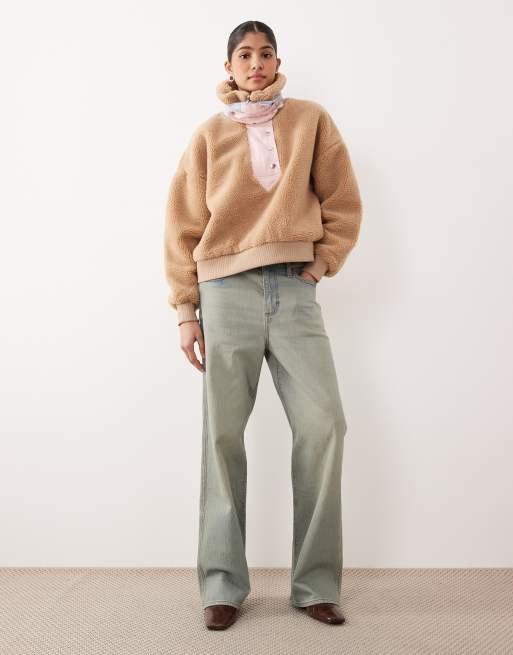 For Love & Lemons – Caitlyn – Teddyfell-Pullover in Camel mit kontrastierendem Ellenbogenpatch, 2 von 4