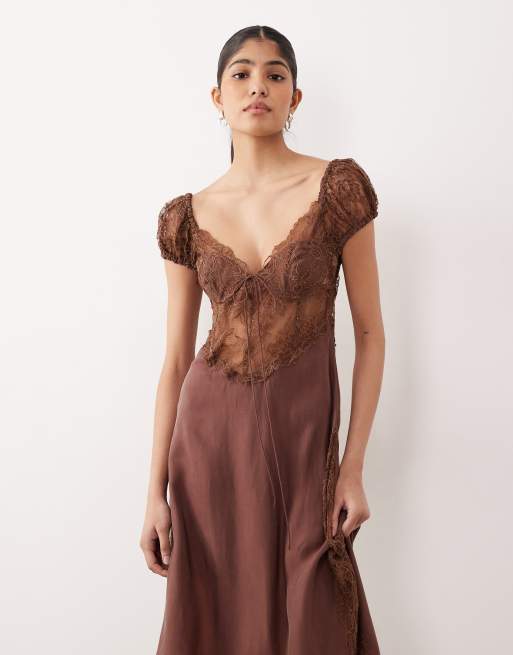 For Love & Lemons - Casey - Maxi jurk van chiffon en kant met open achterkant in chocoladebruin, 2 van 4