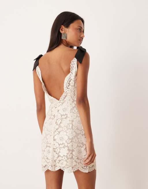 For Love & Lemons – Gräddvit miniklänning i spets med hög ringning och uddkant, 3 av 4