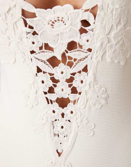 For Love & Lemons – Lelani – Vit baddräkt med broderad detalj, 3 av 4