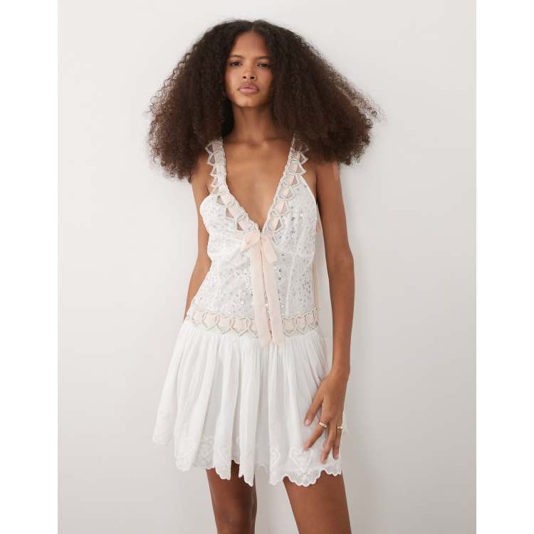 210320931-1-white?$n_750w$&wid