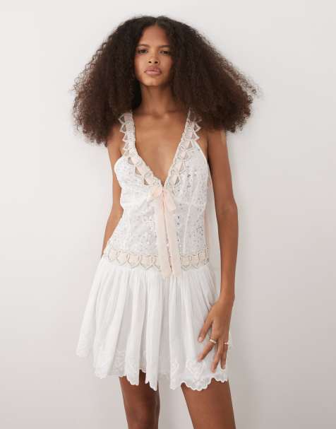 For Love & Lemons – Locked Hearts – Tief ausgeschnittenes Minikleid in Weiß mit Spitzenoberteil und Verzierung - view 1