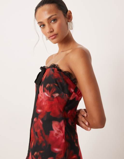 For Love & Lemons - Mørkerød stropløs maxikjole med åben ryg, blondekant og blomstermønster, 2 af 4