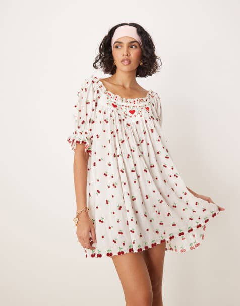 For Love & Lemons – Perlenbesetztes Trägerkleid in Weiß mit rotem Kirschen-Motiv - view 1