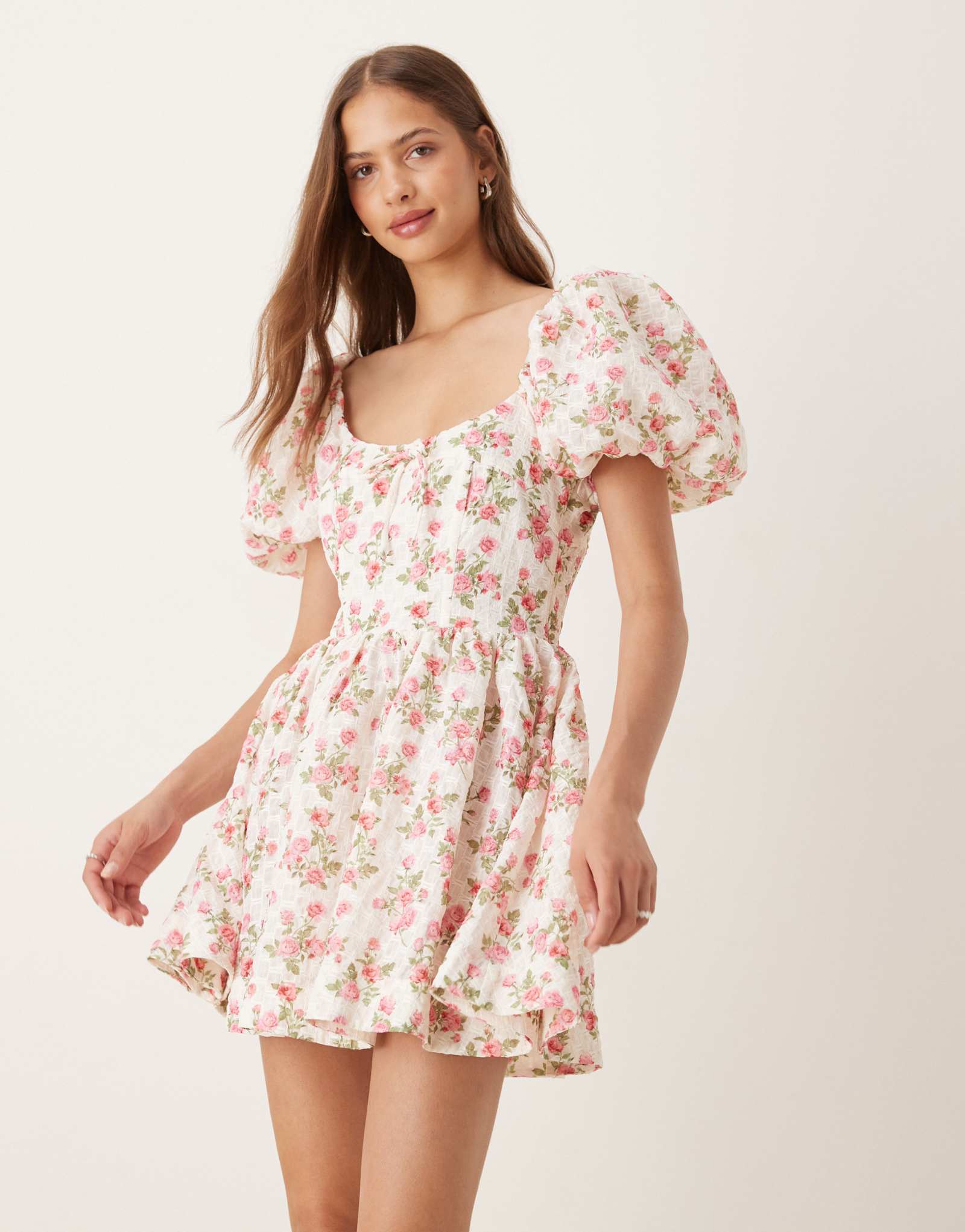 Мини-платье молочницы с пышными рукавами For Love &Lemons белого цвета в цветочек
