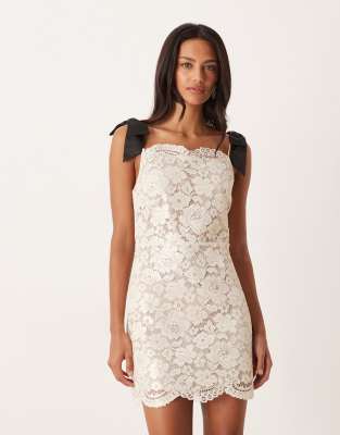 Robe courte avec col montant et bords en dentelle festonnée - Crème-Doré XS