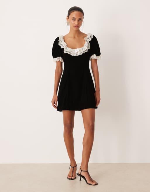 For Love & Lemons – Samt-Minikleid in Schwarz mit U-Ausschnitt und Spitzen-Rüschen, 4 von 4
