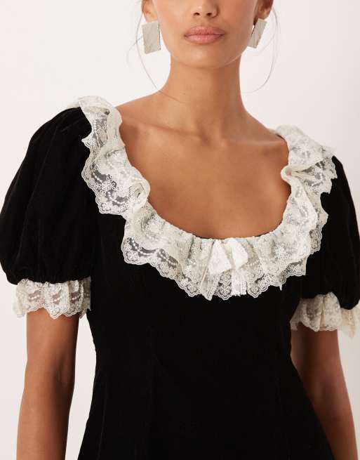 For Love & Lemons - Sort minikjole med dyb rund hals, blondekanter og flæser i velour, 2 af 4