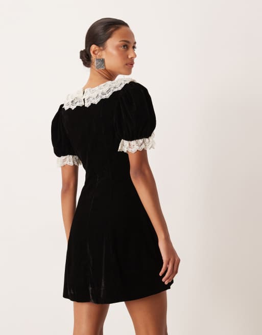 For Love & Lemons - Vestito corto in velluto nero con scollo rotondo e volant in pizzo, 3 di 4