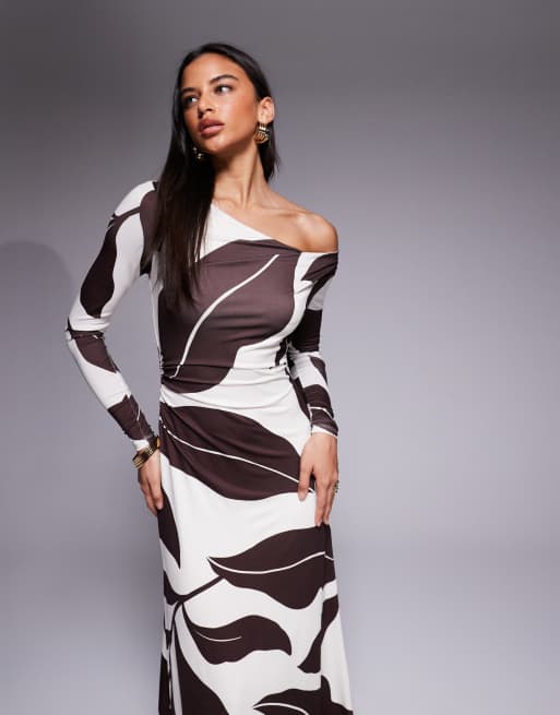 Forever New - Aimee - Vestito lungo monospalla a maniche lunghe in rete marrone con stampa astratta, 2 di 4